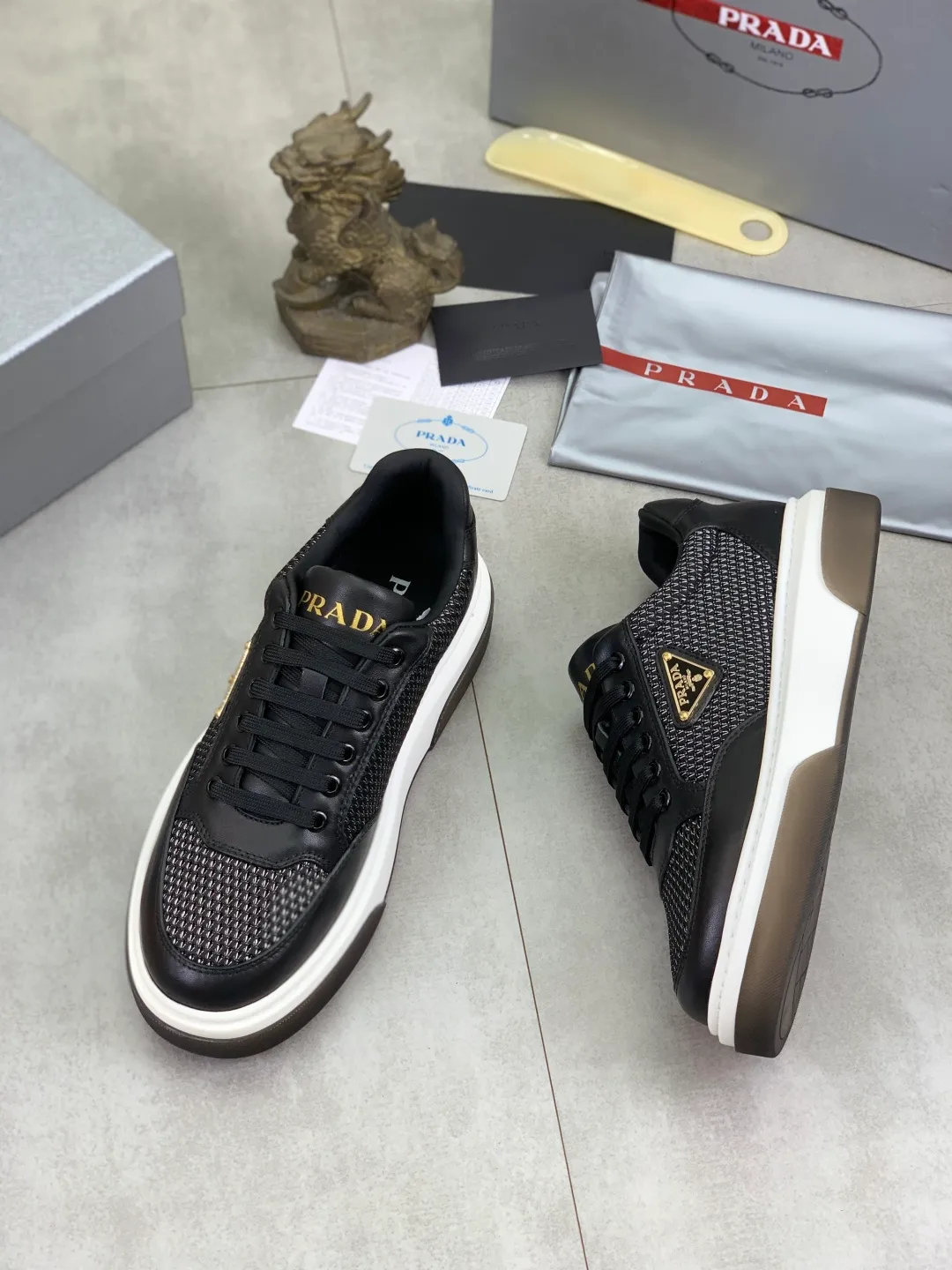 Men's Men's Shoes 💰P560 💰【New Style】 The latest model of high-quality PRADA classic men's shoes has been launched on the official website at a 1:1 replica, synchronized in Hong Kong and on the same catwalk; all made of calfskin➕imported cowhide lining, 🍡🍡original rubber outsole, non-slip and wear-resistant; comfortable on the feet, attractive style, fine workmanship, and simple and neat shoe lasts, highlighting a man's courage and toughness, 👍size 38 to 44 (45 can be customized) black White color🉑️choose